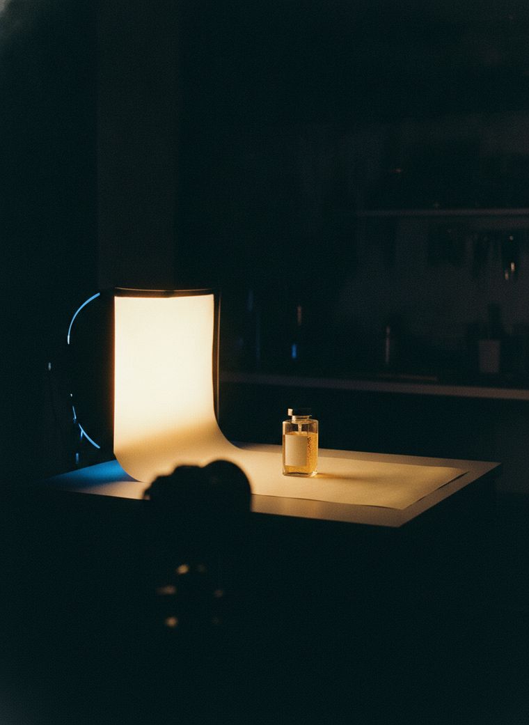 Produktfotografie-Setup in unserer Werkstatt: beleuchtete Produktbühne mit Kamera bei Nacht